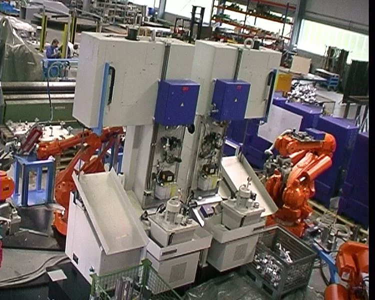Robotergeführte Bandsägestation für Gussknoten